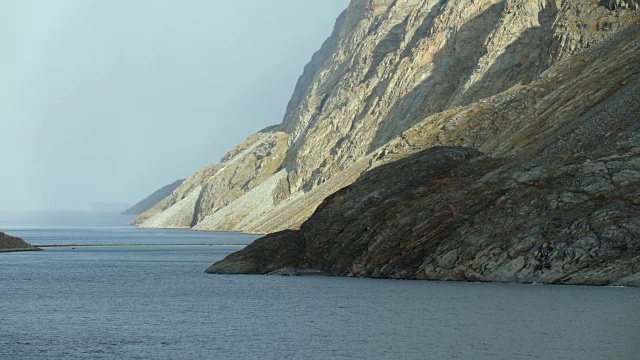 潘横跨陡峭的海岸景观在加拿大北极视频素材