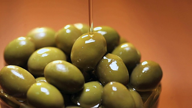 这是橄榄油的特写视频素材