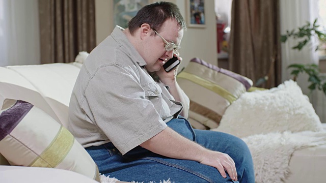 一名患有唐氏综合症的男子用手机聊天视频下载