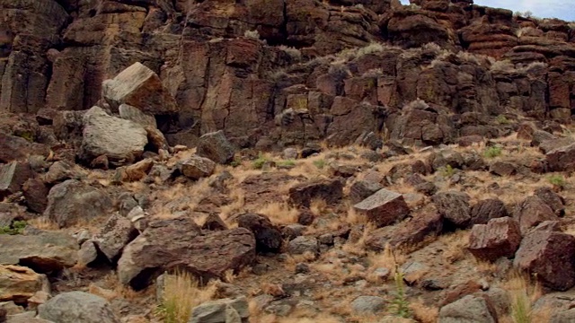 岩石玄武岩柱侵蚀悬崖破裂驱动Steens山俄勒冈10视频素材