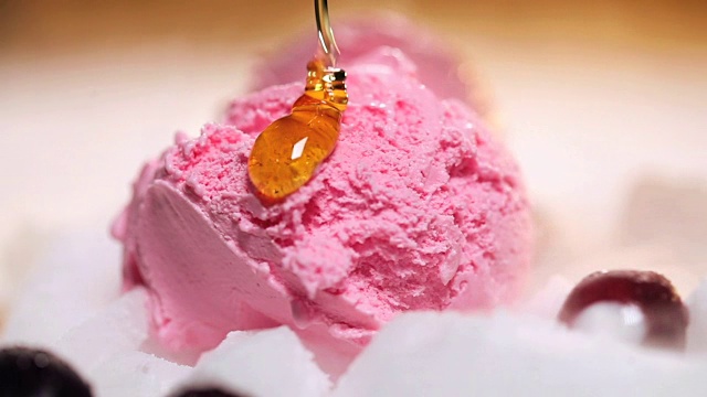蜂蜜倒进冰淇淋的特写视频素材