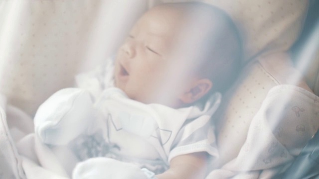 亚洲新生婴儿在婴儿车视频下载