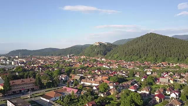 罗马尼亚Rasnov城堡上空视频素材