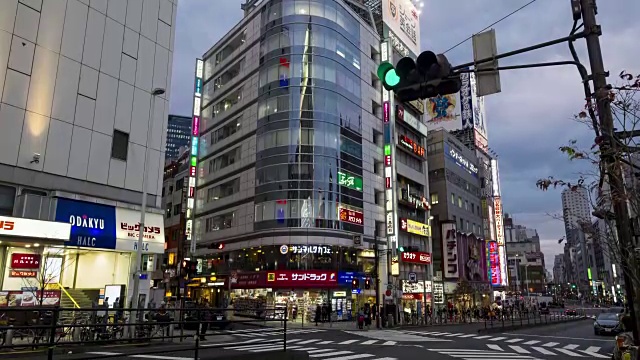 4K延时-新宿穿越黄昏，东京，日本视频素材