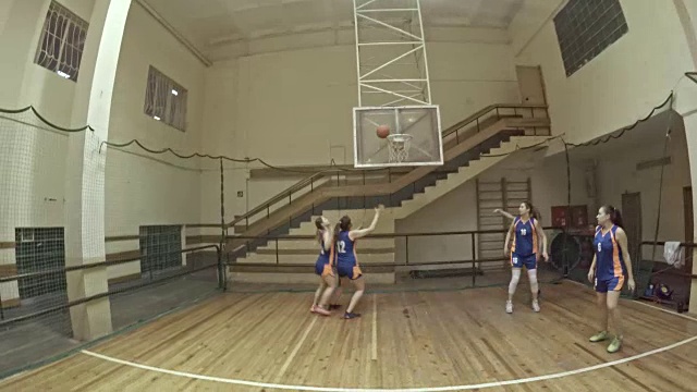 女子篮球运动员在场上比赛的POV视频素材