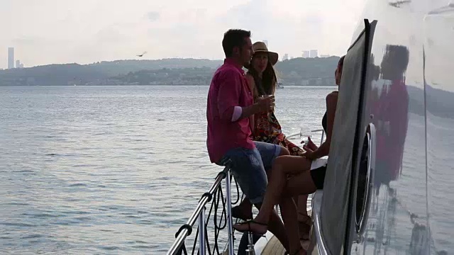 快乐的朋友在游艇上玩视频下载