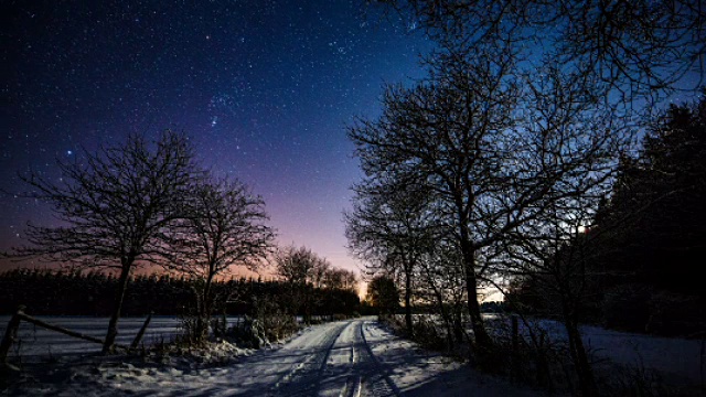 乡村冬季景观上方星星的时间流逝- 4K自然/野生动物/天气视频素材