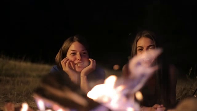 朋友在露营，夜景视频素材