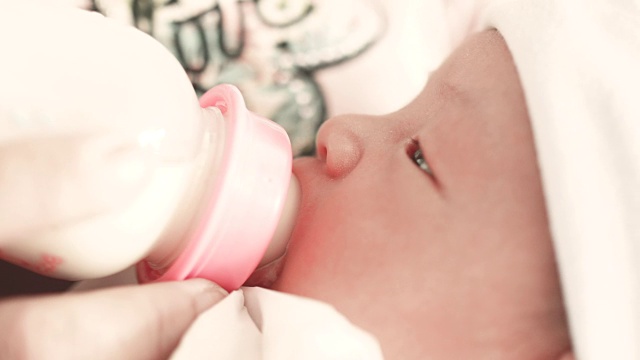母亲用奶瓶喂养新生儿视频素材
