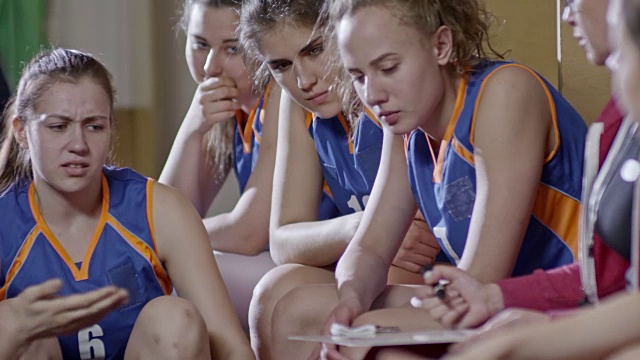 教练与女队讨论篮球策略视频素材