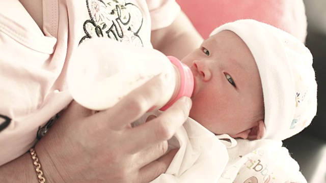 母亲用奶瓶喂养新生儿视频素材