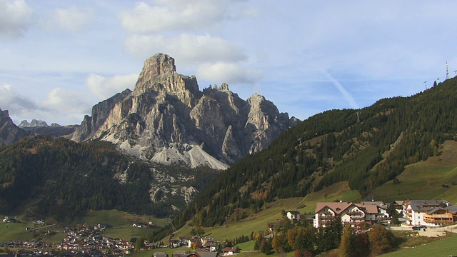 WS，村庄和萨松格尔山，博尔扎诺-博岑省，白云石，阿尔卑斯山，意大利视频下载