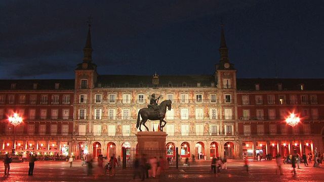 快速运动，WS，马萨雕像的费利佩三世和Casa de la Panderia在黄昏的背景照明，市长广场，西班牙马德里视频素材