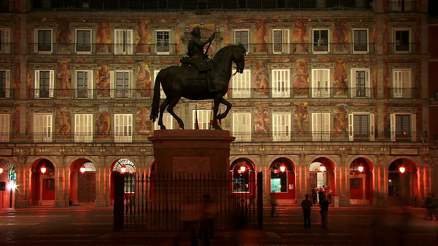 快速运动，MS，马萨雕像的费利佩三世和Casa de la Panderia在黄昏的背景照明，市长广场，西班牙马德里视频素材