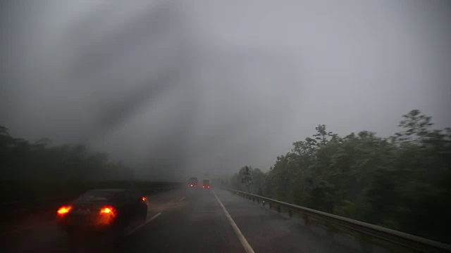 在暴雨中高速公路变得模糊视频下载
