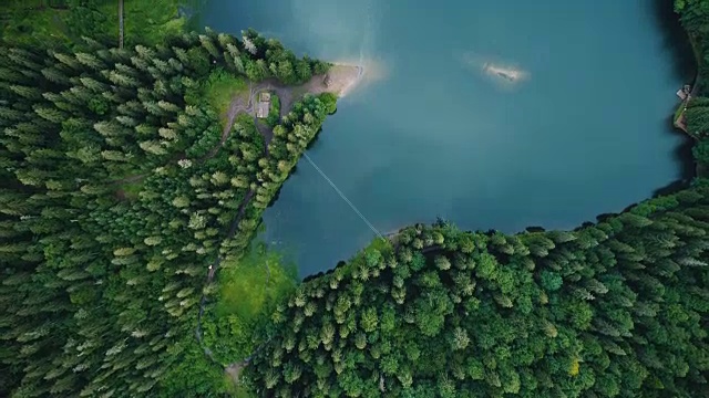 鸟瞰图的Synevir湖在喀尔巴阡山脉在乌克兰视频素材