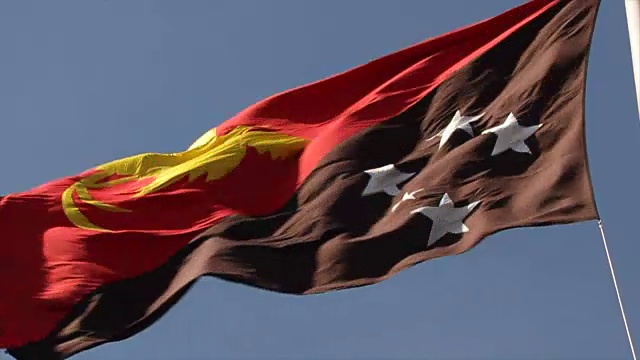 巴布亚新几内亚国旗对抗蓝天/巴布亚新几内亚视频下载