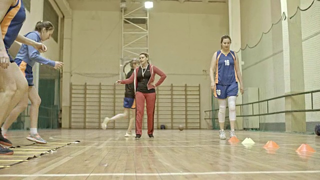 教练员训练女篮球运动员视频素材