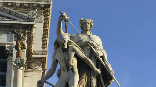 意大利，罗马，意大利，CU, ZO, LA，维克多·伊曼纽尔二世国家纪念碑前的雕像视频素材