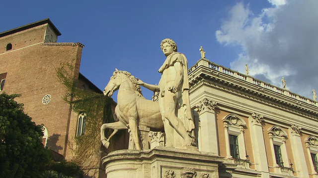 位于意大利罗马坎皮多里奥广场卡比托利尼博物馆入口的雕像视频素材