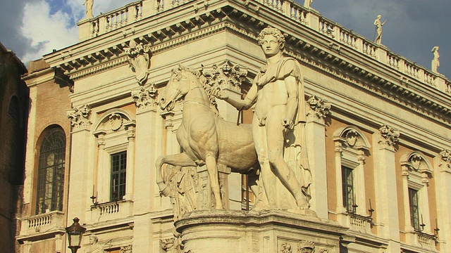 ZO, MS, LA，位于意大利罗马坎皮多里奥广场卡比托利尼博物馆入口处的雕像视频素材