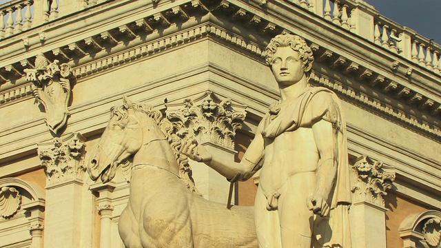 位于意大利罗马坎皮多里奥广场卡比托利尼博物馆入口处的雕像视频素材