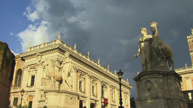 意大利罗马，坎皮多里奥广场，卡比托利尼博物馆入口雕像视频素材