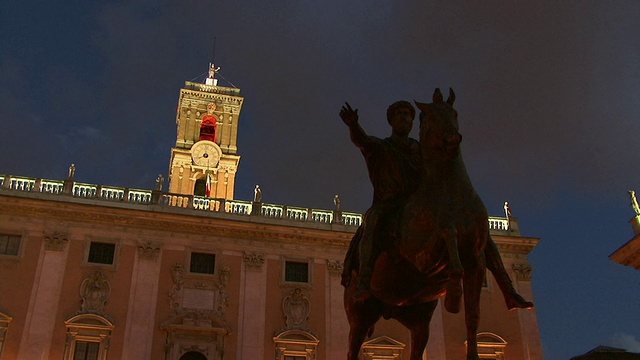 罗马，洛杉矶，马可·奥里利乌斯骑马雕像的剪影，背景是Senatorio宫，罗马，意大利视频素材