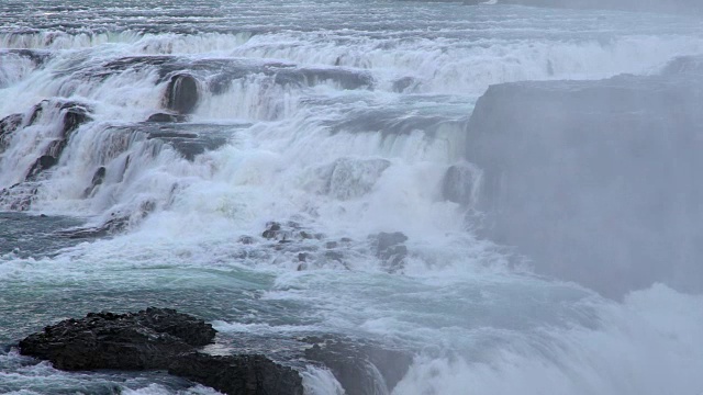 慢镜头:冰岛的金湾瀑布视频素材