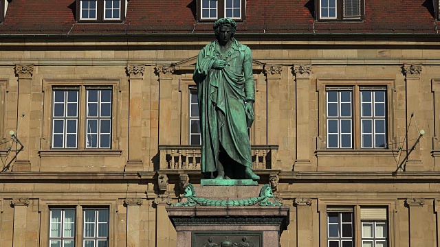 Schiller纪念碑和Schiller广场上的城堡，斯图加特，Baden-Württemberg，德国视频下载