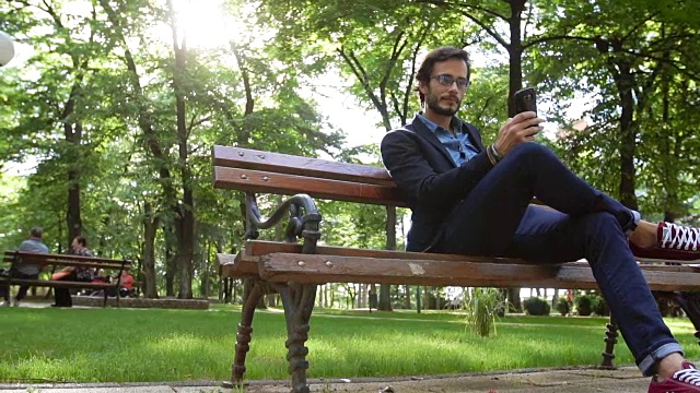 坐在公园里发短信视频下载