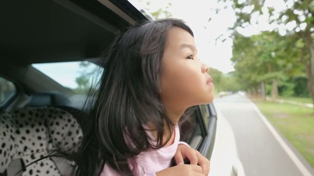 小女孩从车里往外看视频素材