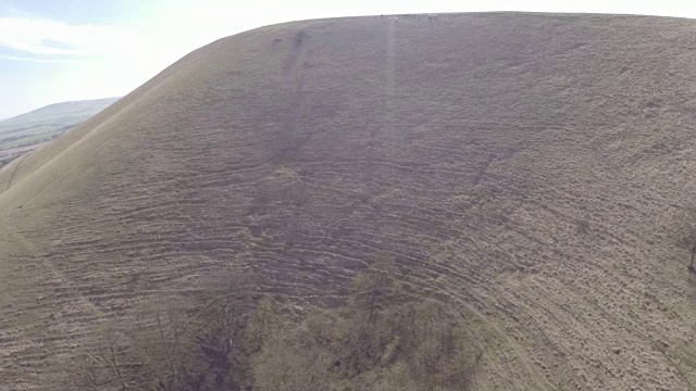 沿着南唐斯的陡峭山坡往上走视频素材