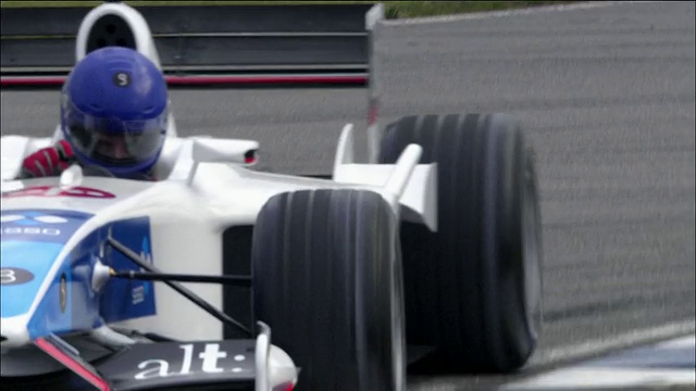 低角度中镜头一级方程式赛车拥抱一个S曲线视频素材
