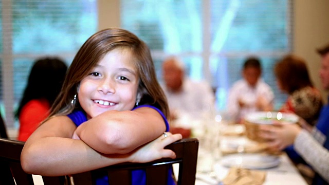 小女孩，一家人在感恩节餐桌上。视频素材