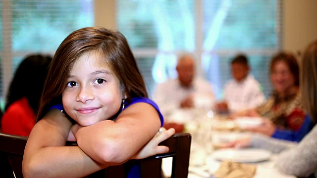 小女孩，一家人在感恩节餐桌上。视频下载