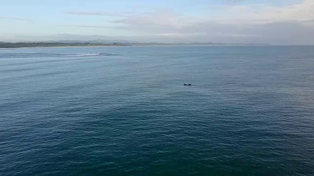 马达加斯加马汉博热带海岸与独木舟无人机视图视频素材