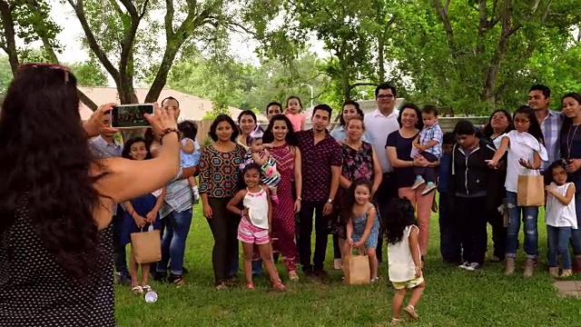 MS Woman拍照微笑的多代家庭聚集在后院的生日聚会视频素材