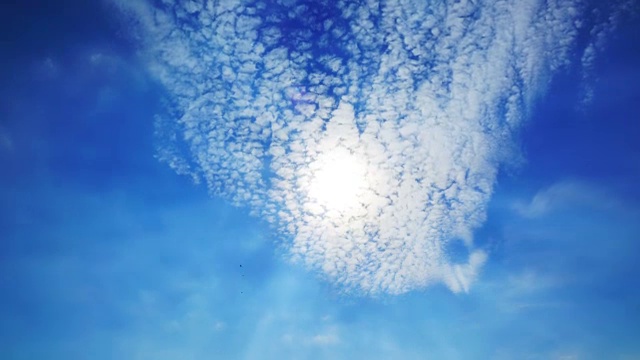 直射太阳和云移动在夏季时间，时间流逝4K视频视频素材