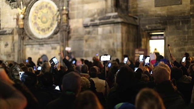 游客在布拉格拍摄天文钟视频下载