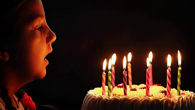 快乐的小女孩吹灭生日蛋糕上的蜡烛视频购买
