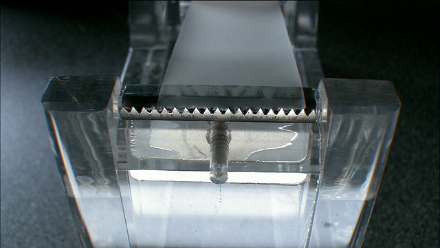 高角度近距离清晰的胶带被分配从透明胶带机/胶带被撕下的牙齿视频素材