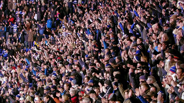 高角度广角变焦在pan人群欢呼在足球比赛在马德杰斯基体育场/雷丁，英格兰视频素材