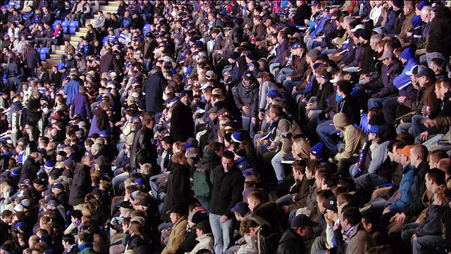 高角度广角跟踪射门球迷在足球比赛前走到看台上，英国雷丁马德斯基体育场视频素材