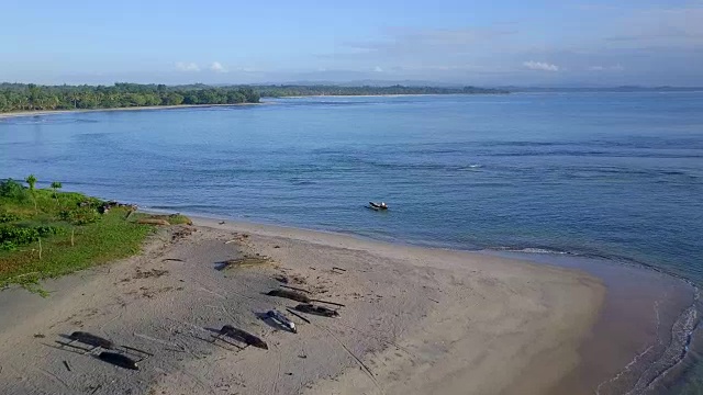 马达加斯加马汉博热带海岸与独木舟无人机视图视频素材