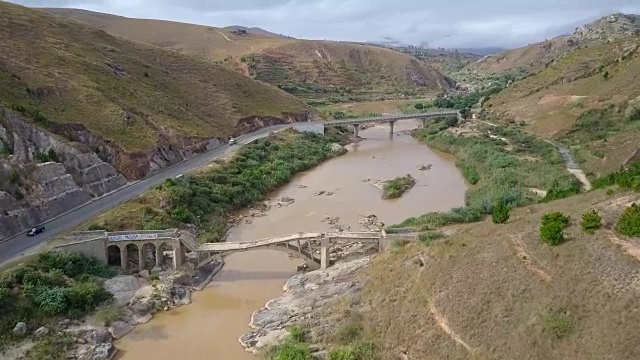 马达加斯加高地脏河桥无人机视图视频下载