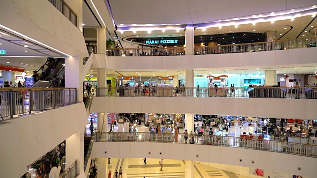 拥挤的人群在奢侈品购物中心视频下载