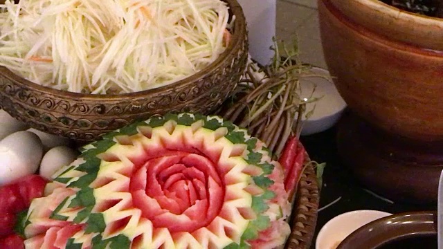 泰国曼谷泰式厨师烹制青木汤视频素材
