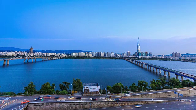 乐天世界大厦(韩国最高的建筑之一)和奥林匹克大桥(韩国第一座斜拉桥)的日夜景观视频素材