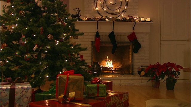 MS, ZI，圣诞树周围的礼物装饰客厅壁炉视频下载